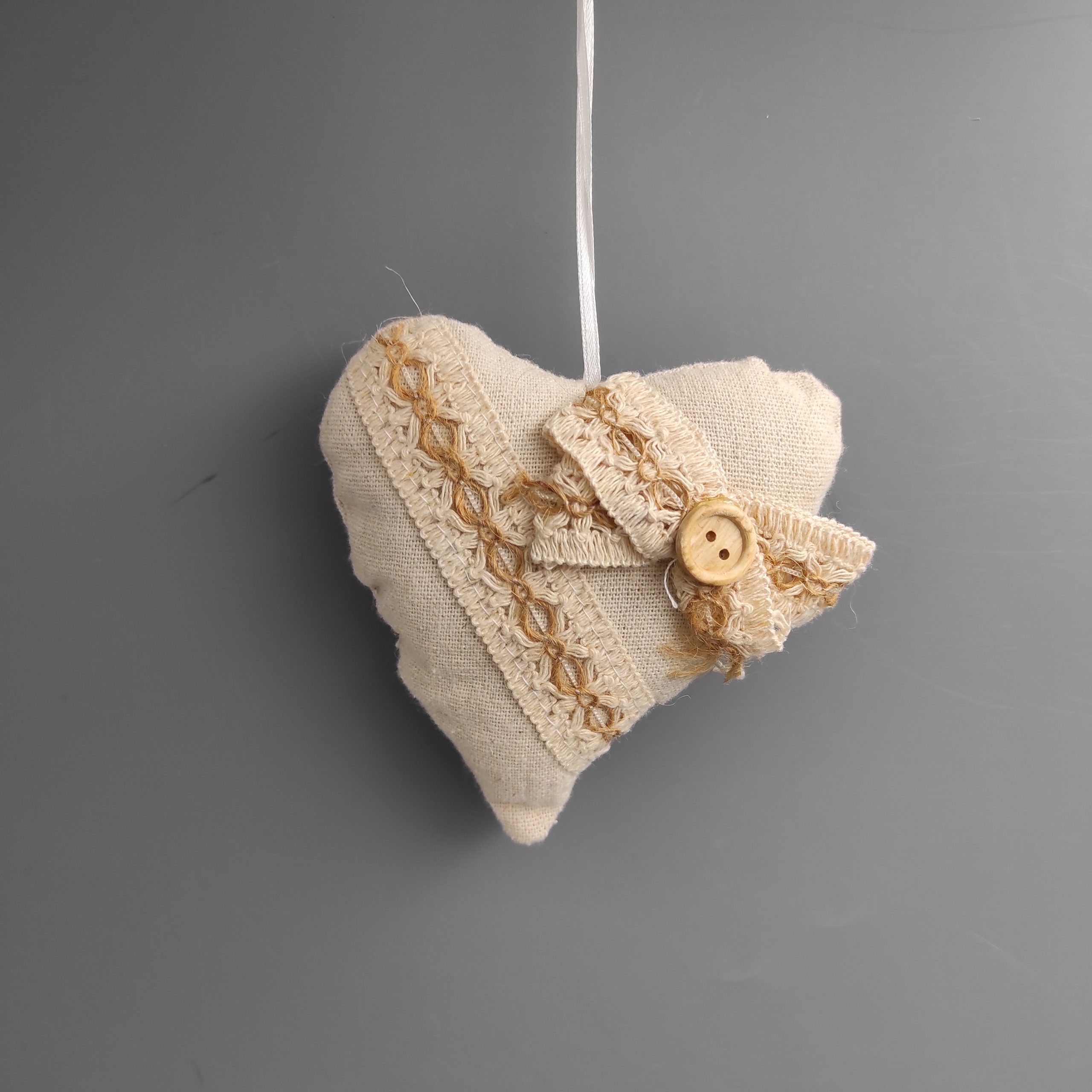 Szív szatén akasztóval