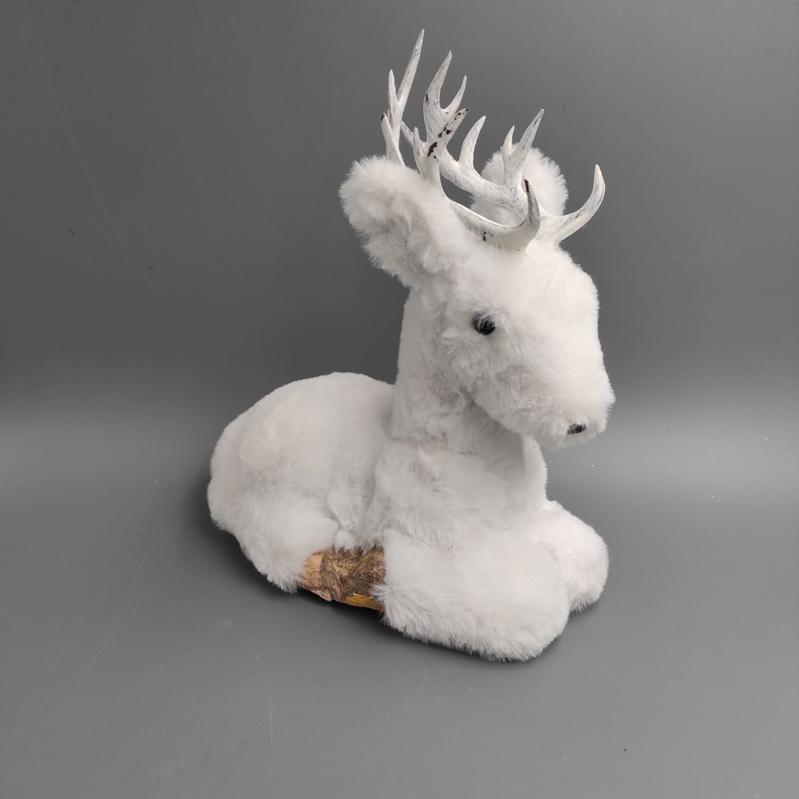 Szarvas fekvő szőrme bundában