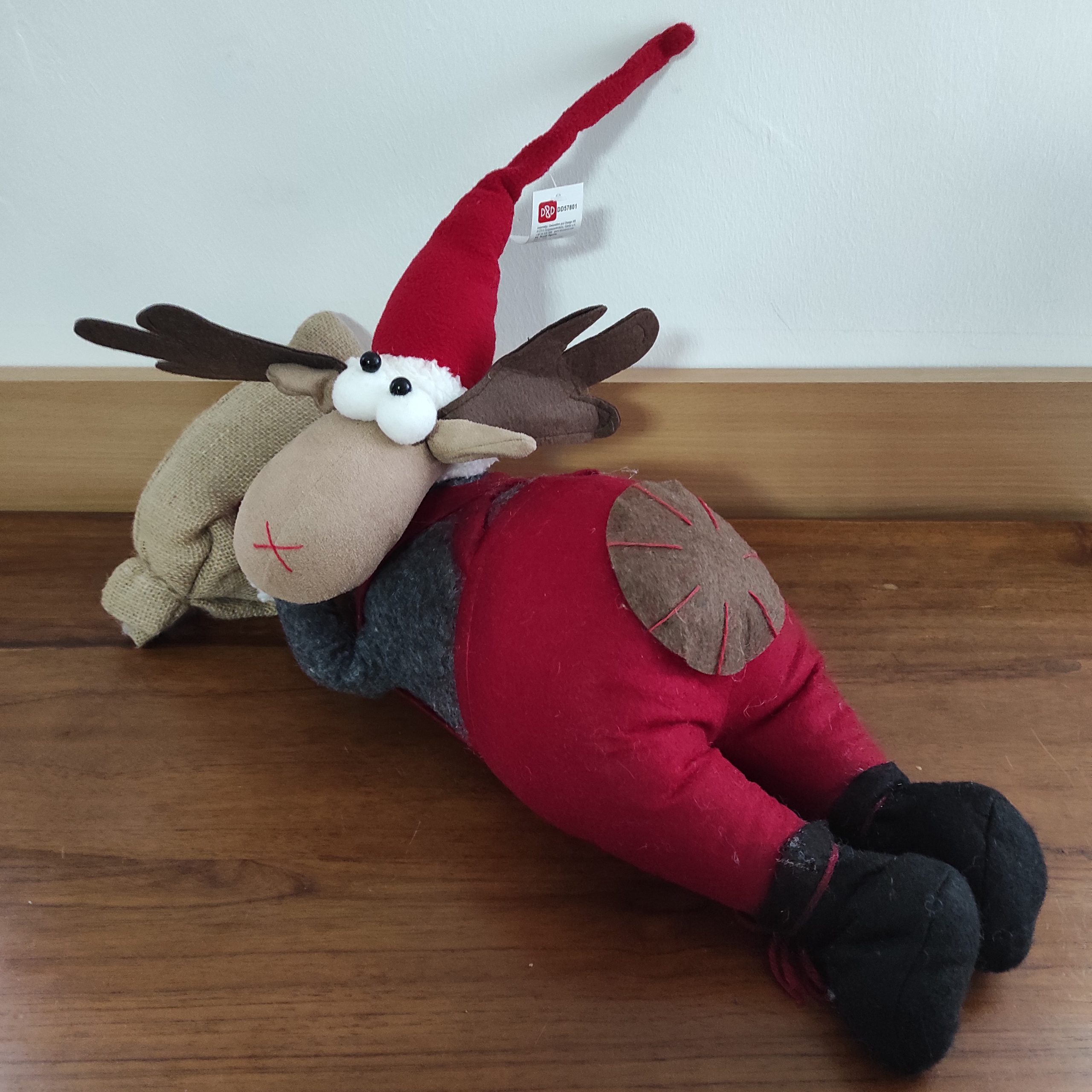 Fekvő rénszarvas textilből