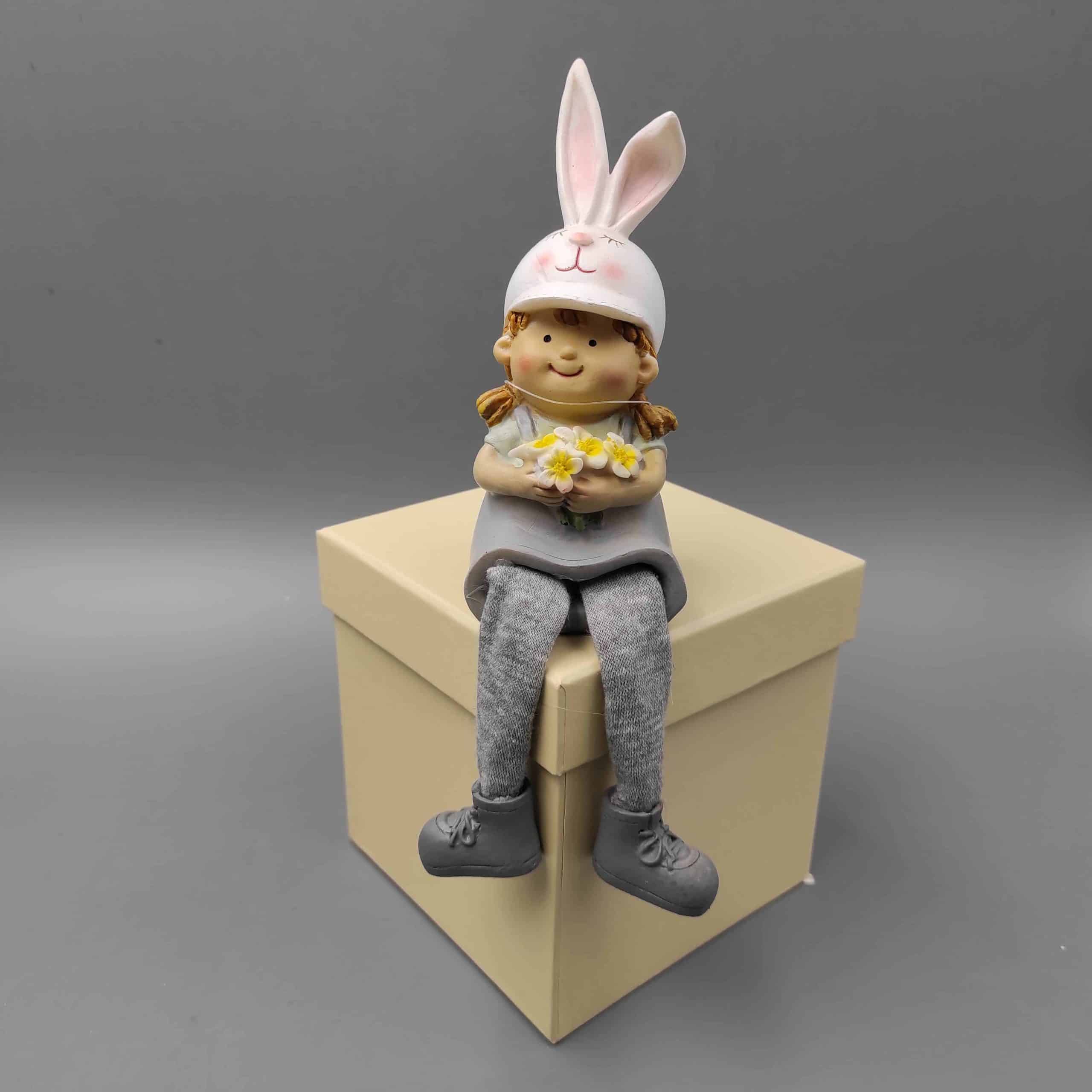 Kislány nyuszi sapkában