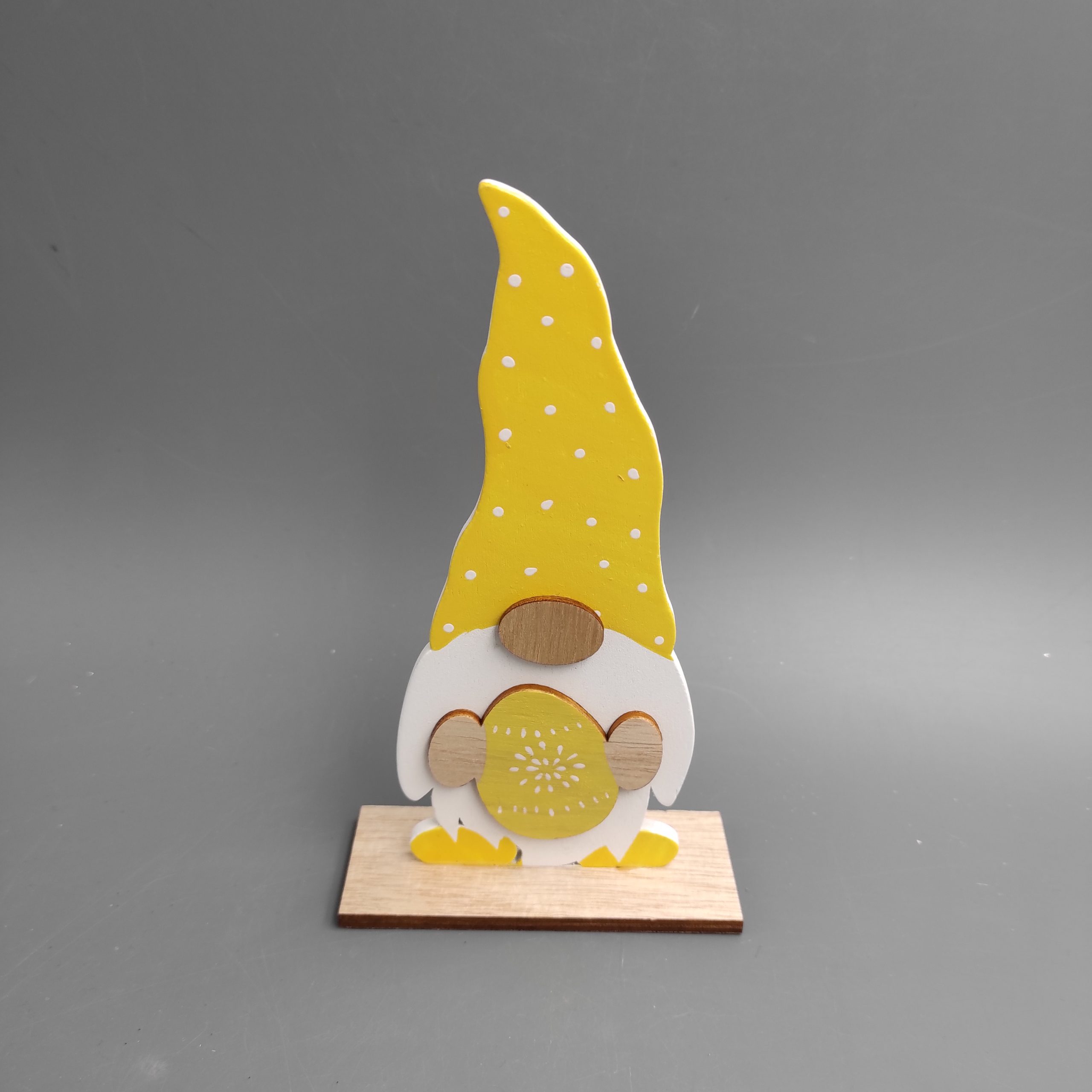 Manó tojással fából