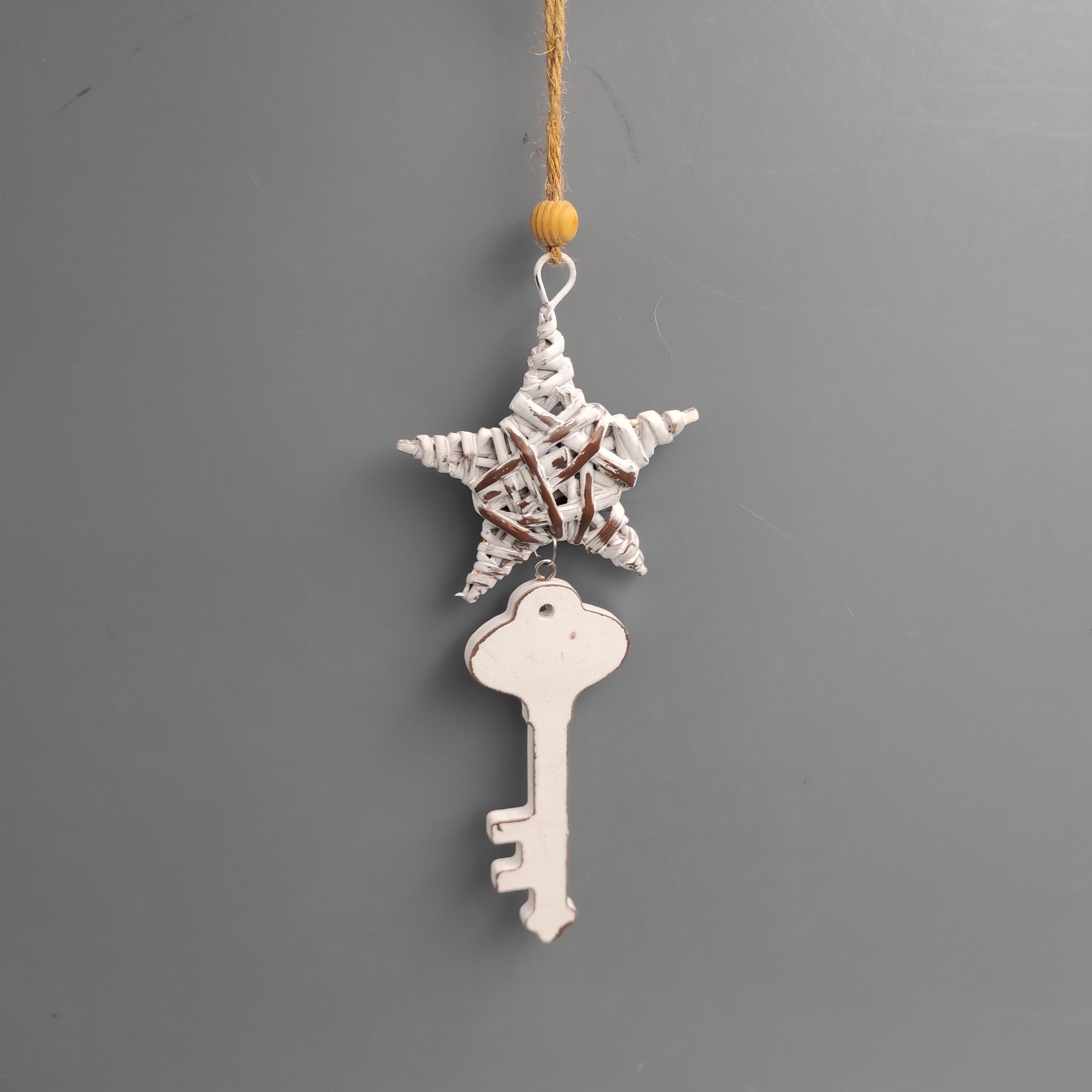 Akasztós ajtódísz kulccsal fából