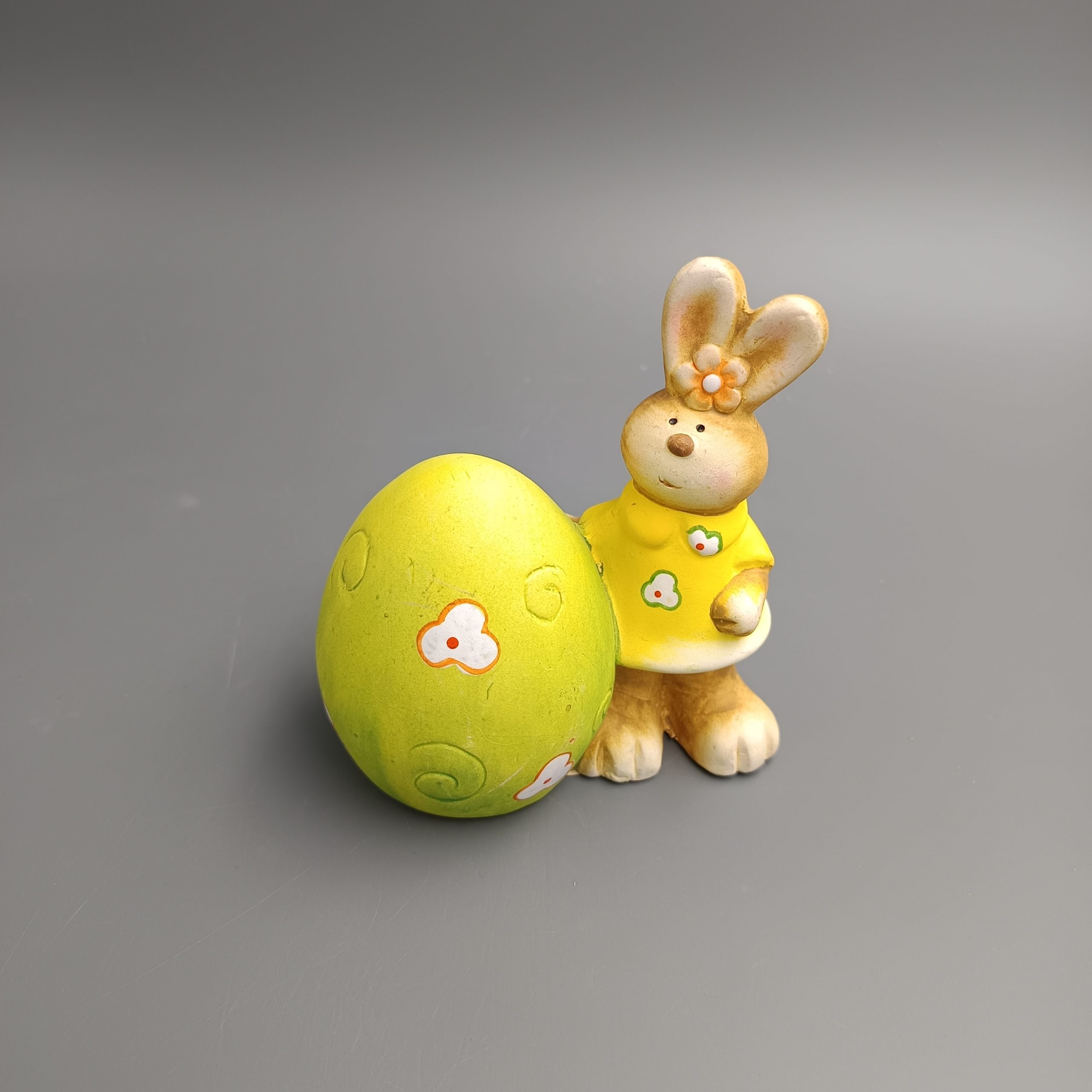 Nyuszi lány tojással